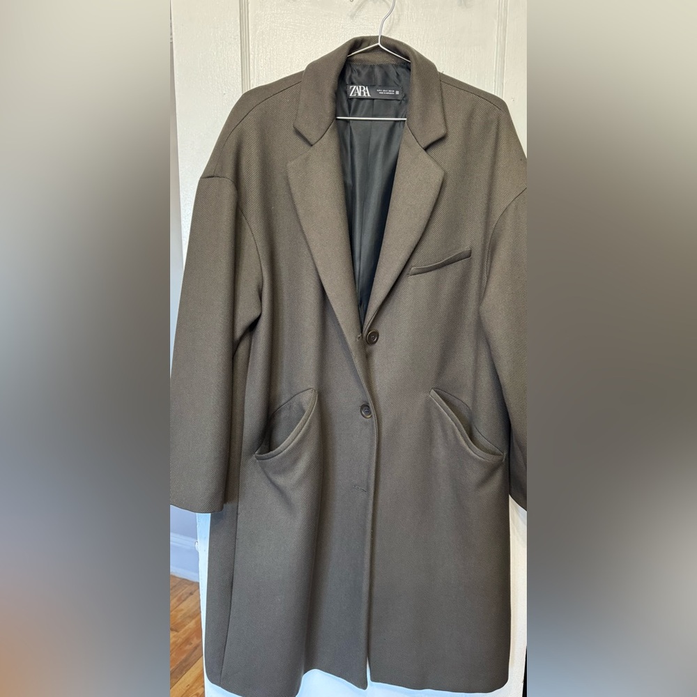 This coat is in excellent condition and has been gently used.